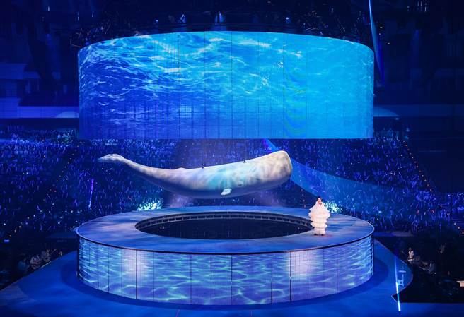 刘若英演唱会舞台上惊喜出现9米长、2米宽的「鲸天动地飞行船」。（罗永铭摄）