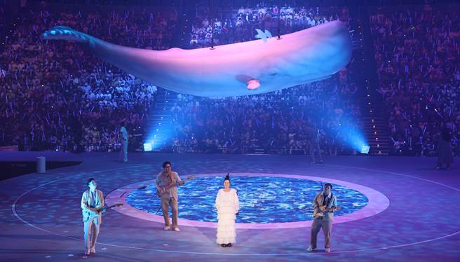 刘若英演唱会舞台上惊喜出现飞天鲸鱼。（罗永铭摄）