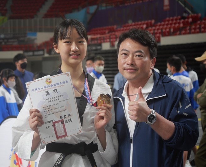 陈柔嘉（左）在全中锦国女组59公斤级完成2连霸，在校课业也相当优秀。（大会提供）