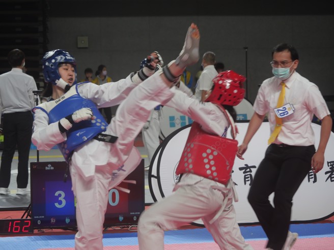 陈柔嘉（左）获全中锦国女组59公斤级完成2连霸。（大会提供）