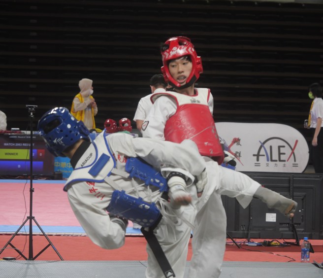 新北头前国中吕理中（后）完成全中锦国男组55公斤级2连霸。（大会提供）