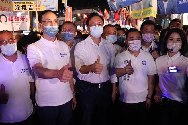 國民黨主席朱立倫今晚出席桃園市長參選人張善政南區競選總部成立大會，爆料僅4成桃園市民知道，民進黨換鄭運鵬來選。（蔡明亘攝）