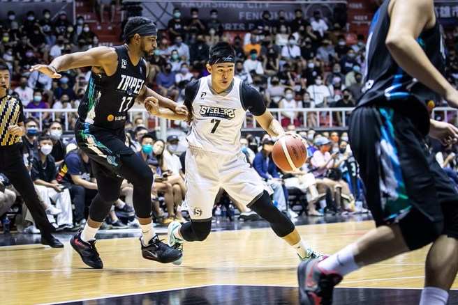 张伯维(中)生涯首次穿上钢铁人球衣出赛。(PLG提供)