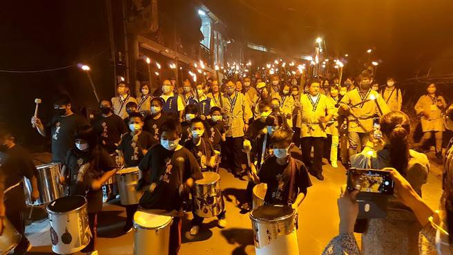 东埔温泉季开锣，游客穿浴衣持火把逛大街。（信义乡公所提供／廖志晃南投传真）