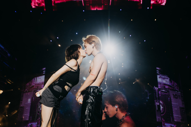 泫雅（左）开心向Dawn索吻。（太空港提供）