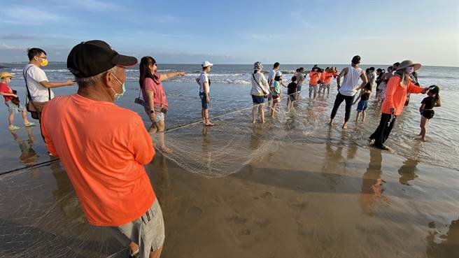 下午率先举行的牵罟活动，吸引亲子热烈参加，大家齐力拉出各种渔获，寓教于乐(于家麒摄)