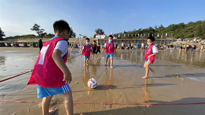 小童迷你足球赛在黄昏夕阳下热力开踢，小小选手们一个个踢得有模有样，逗乐父母们开心吶喊加油(于家麒摄)