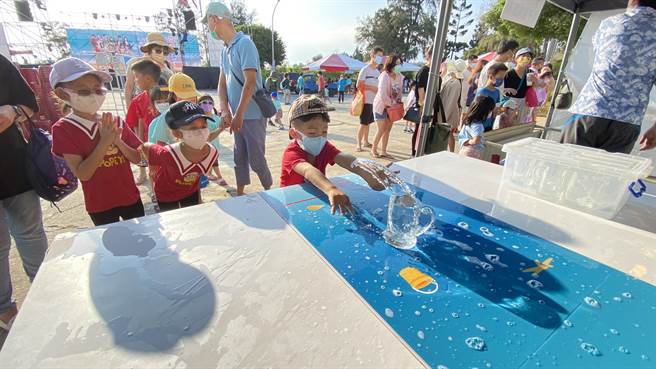 各种亲子闯关游戏过关就送小礼物，让参加的大小朋友们玩得不亦乐乎(于家麒摄)