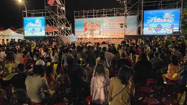 现场爆满的观眾为敢跳敢秀的花蛤小天使齐声加油，现场热力爆棚(于家麒摄)