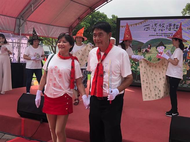西港悠活趣活动由港东社区妈妈及里长们走秀开场，现场欢呼声不断。（西港区公所提供／李俊淇台南传真）