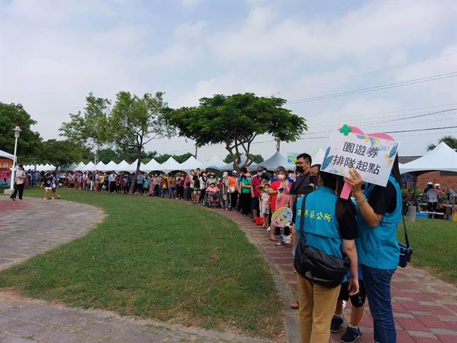 西港悠活趣现场好康市集券发送，吸引不少民眾排队领取。（西港区公所提供／李俊淇台南传真）
