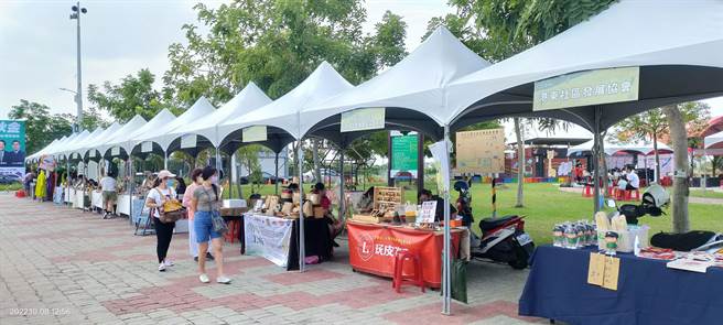 现场有超过60个摊位，种类繁多。（西港区公所提供／李俊淇台南传真）