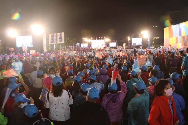 國民黨桃園市長參選人張善政南區競選總部8日晚間成立，現場湧入超過2萬名支持者，氣氛相當熱鬧。（蔡明亘攝）