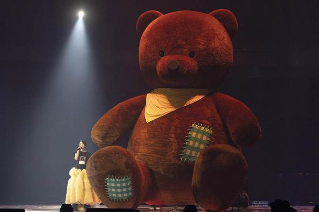 刘若英演唱会尾声，「给我抱抱打气熊」登场。（罗永铭摄）
