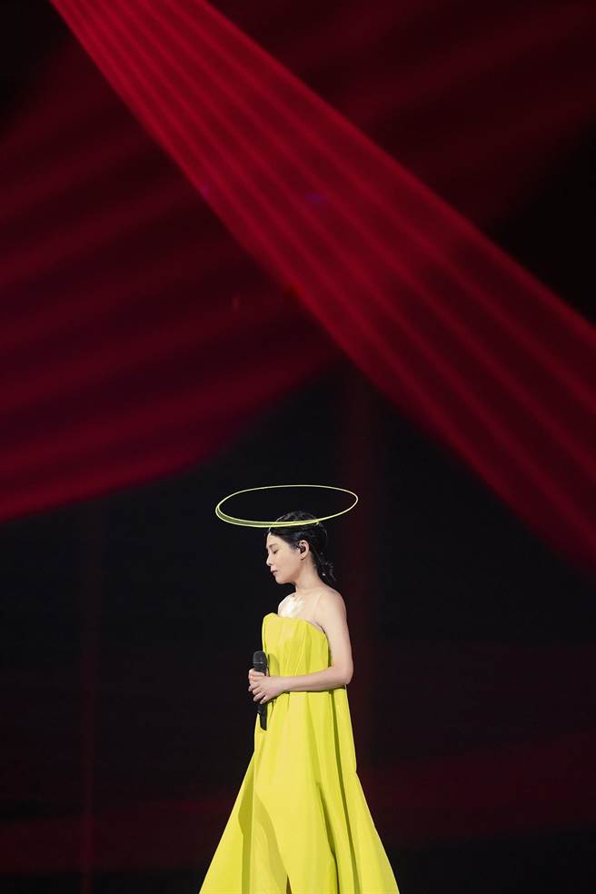 刘若英身穿极光装，唱出面对爱情的不惧和潇洒。（相信音乐提供）