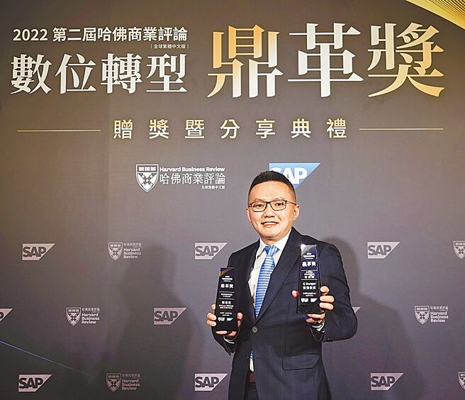 Q Burger飨乐餐饮创办人暨董事长郑瑞宾，荣获数位转型鼎革奖「领袖奖」与「服务业楷模奖」双料金奖肯定。图／Q Burger飨乐餐饮提供