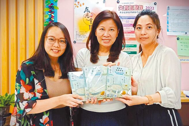 唯丰商业捐赠108份《享粥道－养生即食粥》予健顺养护中心。图为唯丰商业执行长林咏涵（右起）、健顺养护中心秘书林剑秋、蔤山星岛画艺所主理人蔤绮绮合影。图／业者提供