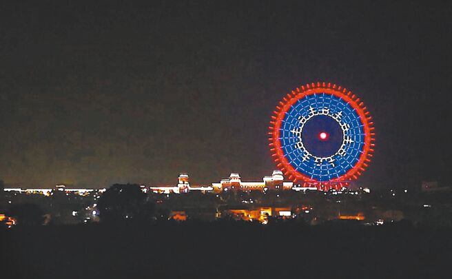 麗寶樂園天空之夢摩天輪國旗燈光秀炫麗登場。圖／麗寶樂園渡假區提供