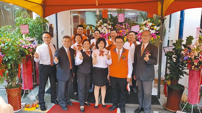 中信房屋彰化仁愛加盟店於10月初正式開幕，參與開幕的貴賓合影。圖／業者提供