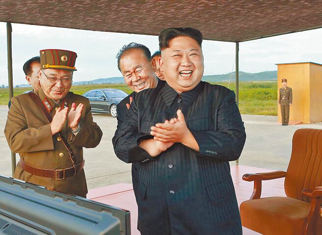 《华尔街日报》报导，北韩近期发射的各型飞弹已多次展现有足够打击美军驻南韩与日本基地，甚至关岛的核能力，韩国情报机构并称北韩可能在近日内进行睽违5年的第7次核试。图为2017年北韩领导人金正恩（右）庆祝试射中程 Hwasong-12 导弹。（美联社）