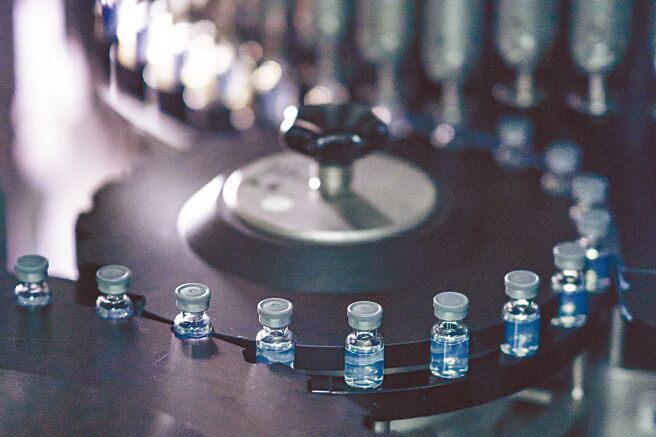 日本日前已通过BA.4／5双价疫苗EUA，国民党智库召集人陈宜民呼吁民进党政府尽速跟进，早日购入以提升国人免疫力。（美联社）