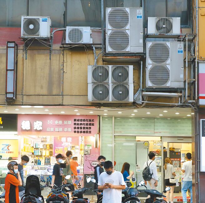 全球经济降温，台湾9月出口终结连26红，加上通膨升温，全台估有超过400万人为月光族。（陈君玮摄）