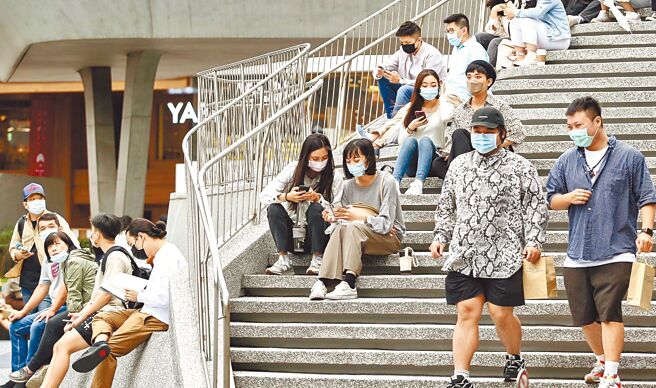 学者警示，通膨有再破3％的机会。图为民眾上街消费。（本报资料照片）