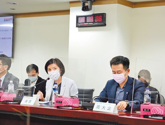 远传总经理井琪（右二）以「『远传大人物』实践ESG永续之路」为题，分享远传在净零议题上的丰硕成果。（远传提供）