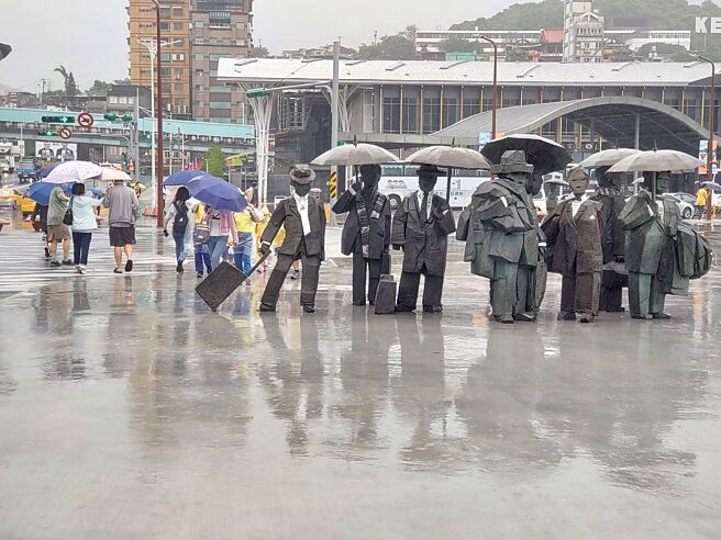 朱銘朱銘雕塑作品《紳士》重返基隆市國門廣場，在陰雨綿綿的基隆街頭，呈現另一番風情。（張志康攝）