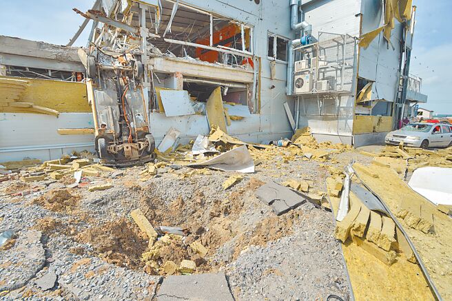 士气大振之际，哈尔科夫地区警方调查部门负责人博尔维诺夫告诉媒体，乌克兰警方自9月以来在收復的失土内发现534具平民尸体。图为6月1日在乌克兰哈尔科夫东部拍摄的受损建筑和车辆。（新华社）