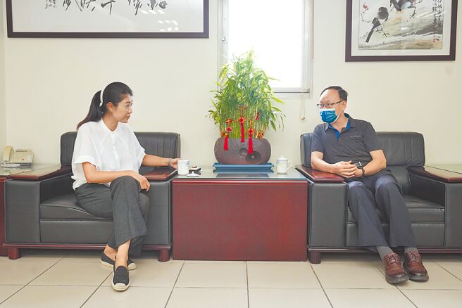 许淑华拜会南投县警察局长黄永志，除了维护参选人安全，也要法办造谣者杜绝抹黑。（民眾提供／杨静茹南投传真）