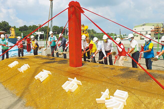 屏东西市场重建工程7日动土，由屏东县长潘孟安（右五）亲自主持。（谢佳潾摄）