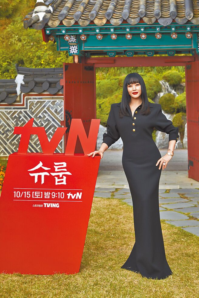 金憓秀昨盛装为主演新剧《王后伞下》造势。（Netflix提供）