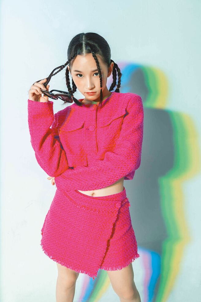 卢以恩为本次拍摄用心准备歌单，将现场带入Y2K氛围，MSGM桃粉短版粗花呢夹克3万2800元、桃粉粗花呢短裤1万2800元、le Specs Air Heart 2600元。（摄影／石智中‧妆髮／高媛媛‧服装／MSGM‧太阳眼镜／le Specs‧鞋／D+AF）