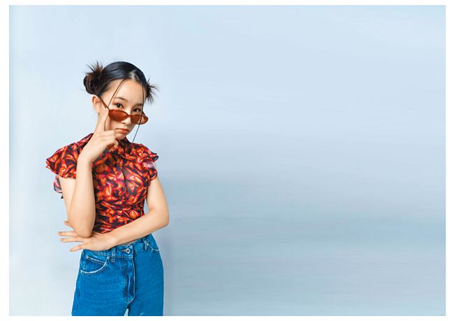 卢以恩接受本报邀请演绎Y2K时尚，穿上MSGM霓虹蝴蝶上衣1万5800元、MSGM蝴蝶印花牛仔裤1万5800元。（摄影／石智中‧妆髮／高媛媛‧服装／MSGM‧太阳眼镜／le Specs‧鞋／D+AF）