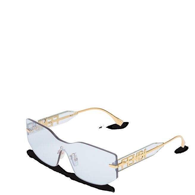 FENDI 2022秋冬女装眼镜系列，Fendigraphy太阳眼镜正面饰有金色嵌饰，透明镜脚上饰有相互搭配的经典FENDI字样。（FENDI提供）