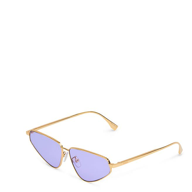 FENDI 2022秋冬女装眼镜系列，具猫眼造型镜框边缘刻有FENDI经典FF logo图案。（FENDI提供）