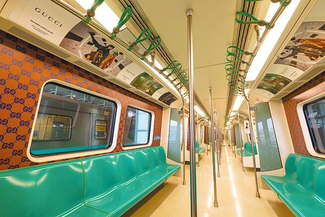 高雄捷運紅線列車部分換穿Gucci 2022  Equisite新裝。（Gucci提供）