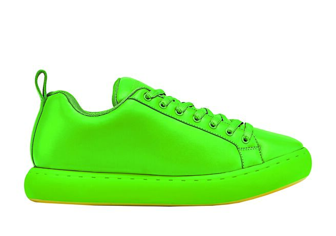 2022秋冬主打鞋款Pillow球鞋，以90年代滑板文化為靈感，如枕頭般的蓬潤外型十分療癒，2萬7600元。（Bottega Veneta提供）