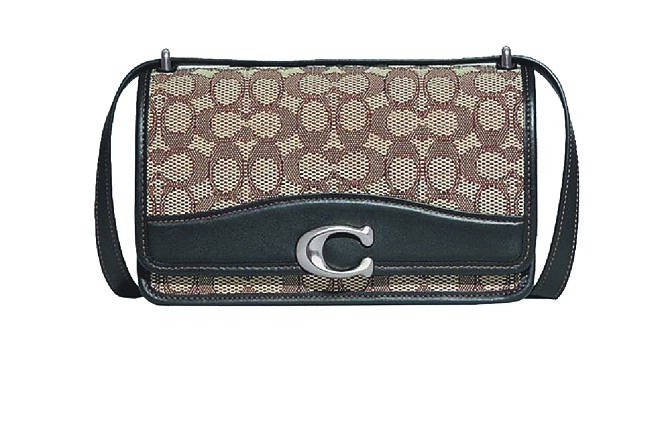 板桥大远百周年庆，COACH BANDIT缇花面料手袋，推荐价2万5800元。（板桥大远百提供）