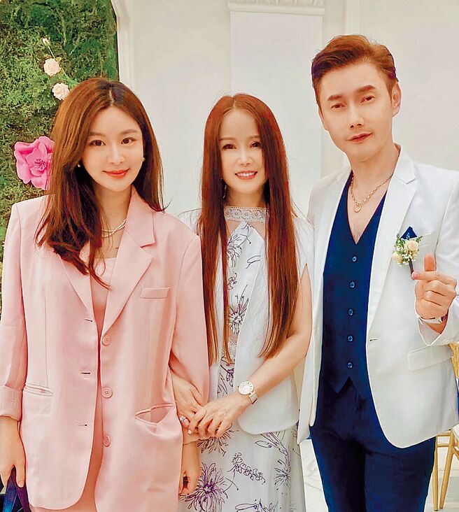 靳筱葳（左）与包伟铭夫妻合影。（翰森娱乐提供）