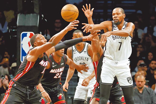 篮网前锋杜兰特（右）在热火防守包夹下传球。（路透）