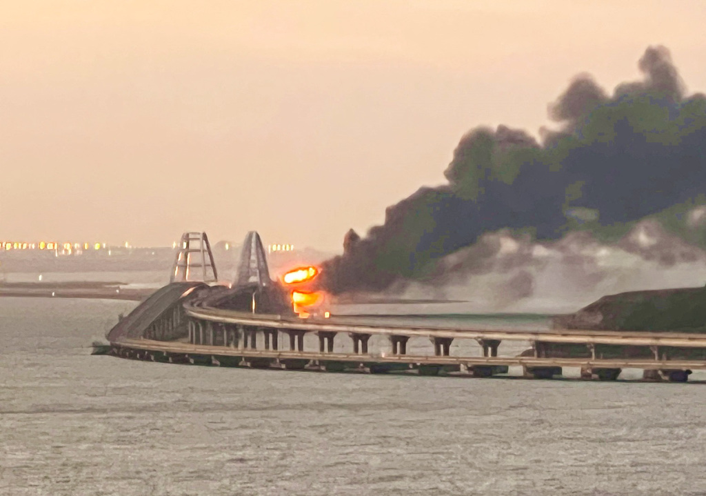 克里米亚大桥（Crimean Bridge）8日被炸，CNN记者华尔希（Nick Paton Walsh）撰文称，如今俄罗斯总统普丁将面临更多艰难选项。（图／路透社）(photo:ChinaTimes)