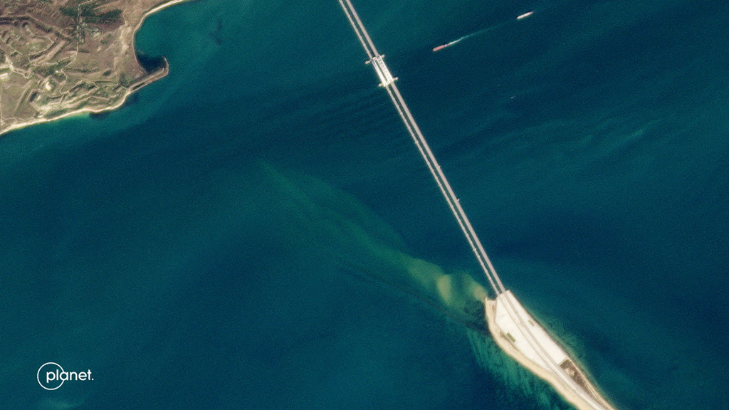 克里米亚大桥（Crimean Bridge）8日被炸，美国马萨尔科技（Maxar Technologies）同日公布桥樑断裂、沉入海的卫星画面。（图／路透社、马萨尔科技提供）(photo:ChinaTimes)