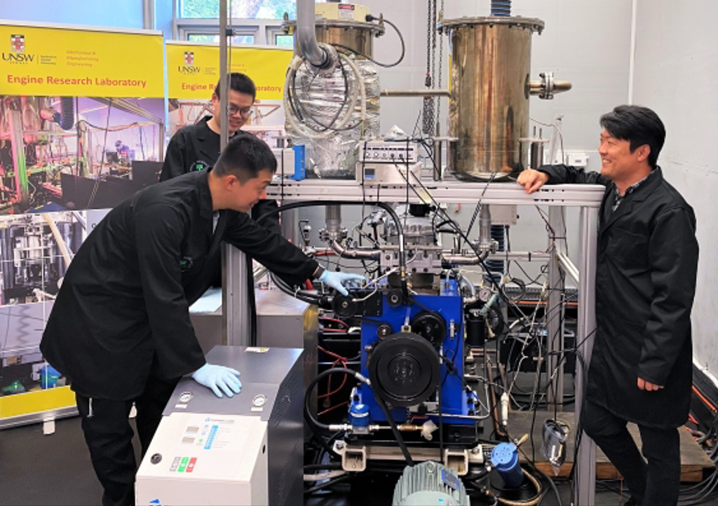 库克教授（右）领导的新南威尔斯大学发动机研究实验室团队，开发出氢气-柴油混合燃料系统。图/UNSW Sydney(photo:ChinaTimes)
