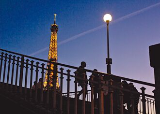 巴黎鐵塔提早熄燈