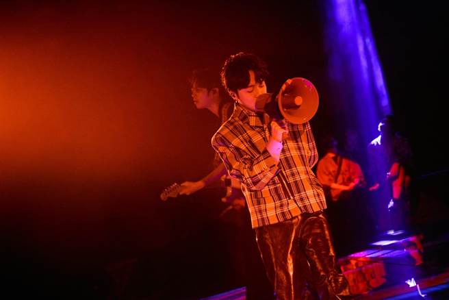 吳青峰在台北時裝週壓軸登場，同台DJ Ray Ray。（環球音樂提供）