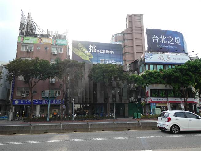 台北市长选战三脚督，在主要对手竞选总部均已开张后，国民党台北市长参选人蒋万安可望于29日压轴举办竞选总部成立大会。而竞选总部地点，则可能回归原初就规画要做为竞选总部的新生南路后援总会办公室现址。（周志豪摄）