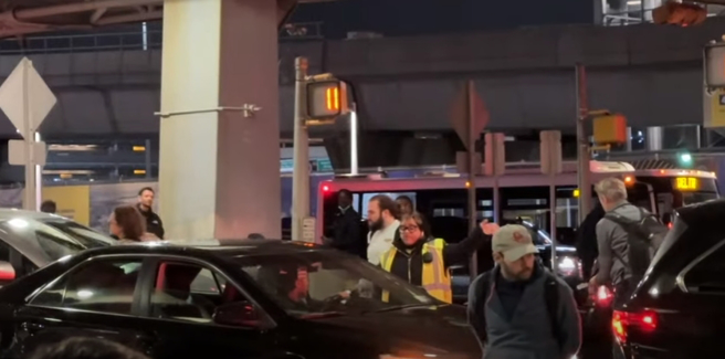 锺明轩表示刚出机场便看到交警和驾驶争执的场面有被吓到。（图／翻摄自锺明轩YouTube频道）