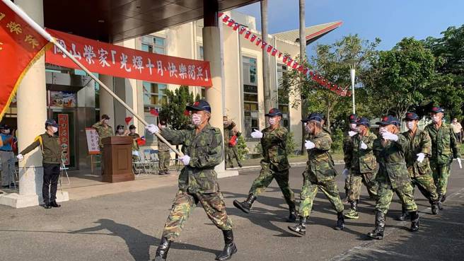高雄冈山荣民之家为了让住民回忆过去服役时光及重返爱国荣誉心，日前举办「光辉十月、快乐阅兵」活动，包括养护及安养中心住民约200多人。（冈山荣民之家提供/林雅惠高雄传真）
